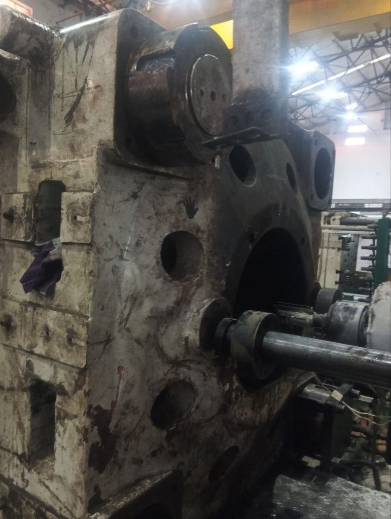 hydraulic molding machine repair technician